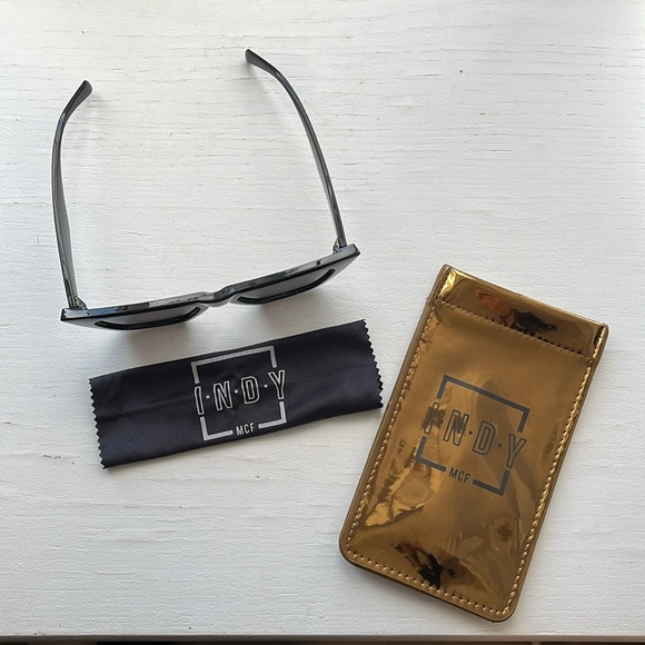 INDY NWOT Black Bedford Cat Eye Sunglasses Cloth Case - Picture 4 of 9